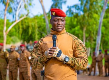 Une vidéo manipulée attribue à tort un soutien d’Ibrahim Traoré au coup d’État avorté au Bénin 