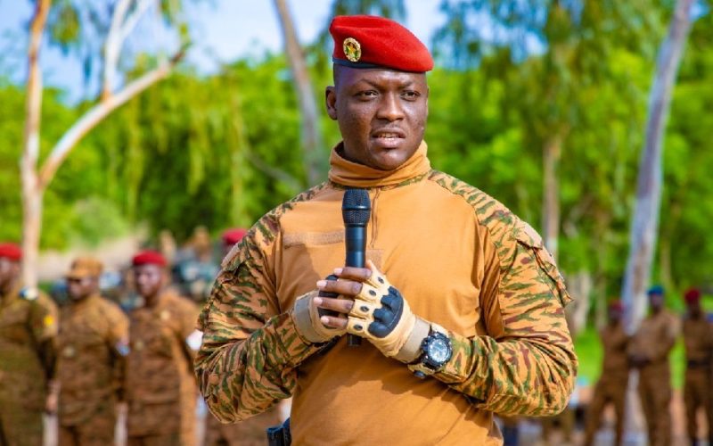 Une vidéo manipulée attribue à tort un soutien d’Ibrahim Traoré au coup d’État avorté au Bénin 