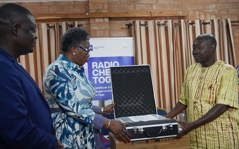 Projet RadioCheck Togo douze radios équipées pour mieux lutter contre la désinformation