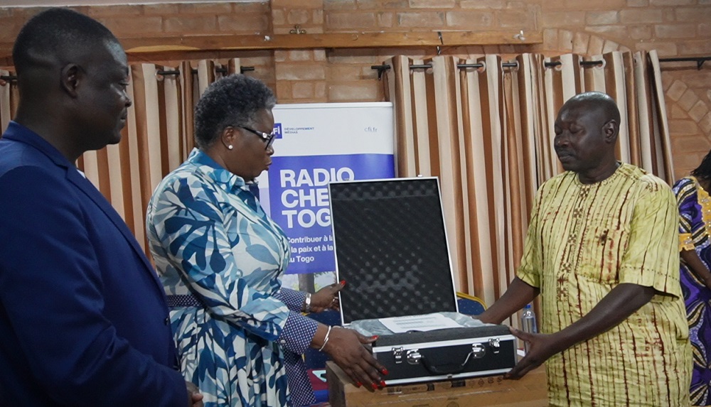 Projet RadioCheck Togo douze radios équipées pour mieux lutter contre la désinformation