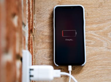 Charger son téléphone toute la nuit endommage-t-il la batterie