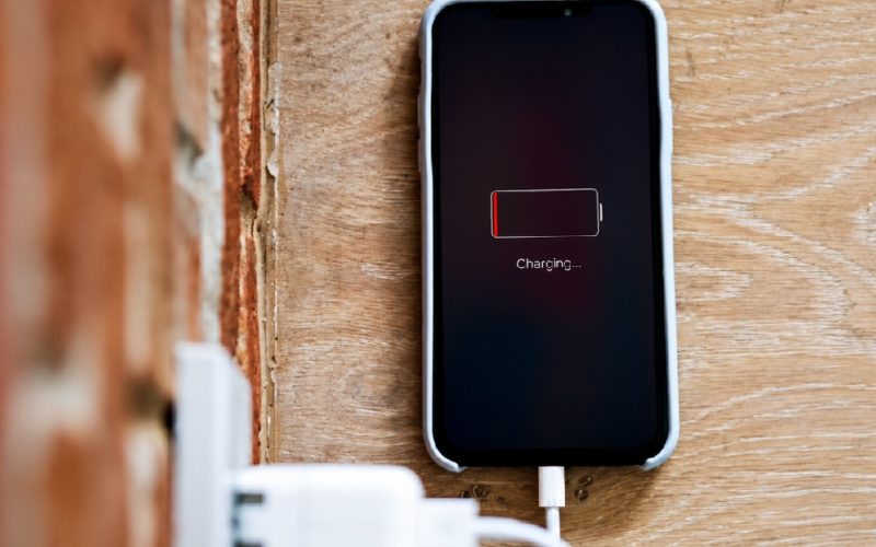 Charger son téléphone toute la nuit endommage-t-il la batterie